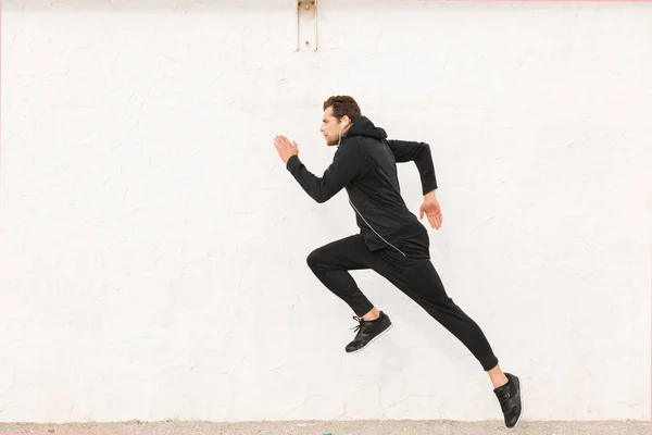 Imagem Homem Esportivo Dos Anos Roupas Esportivas Pretas Fones Ouvido — Fotografia de Stock