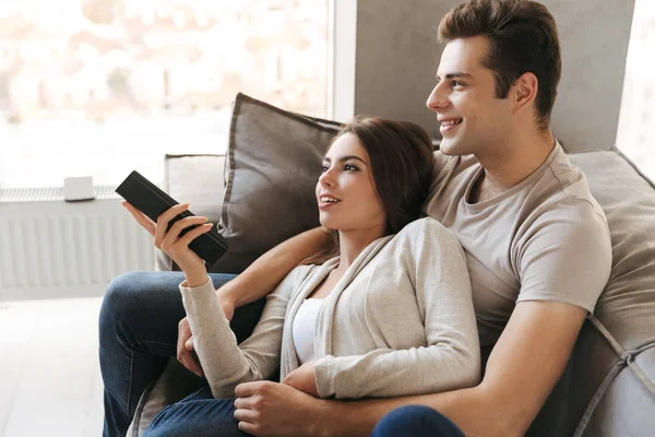 Happy Young Couple Sitting Couch Home Watching — Stock Photo, Image