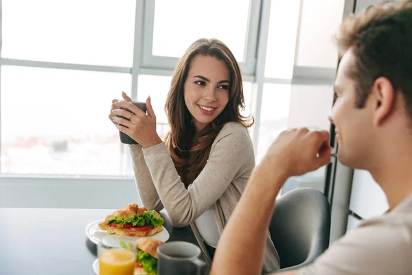 Feliz Pareja Sonriente Desayunando Por Mañana Cocina — Foto de Stock