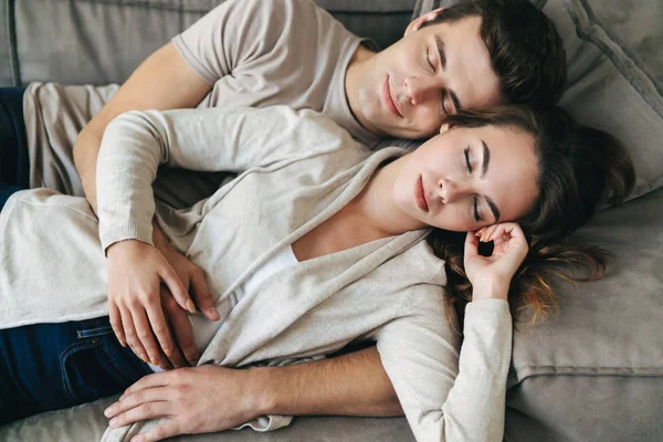 Jovem Casal Feliz Relaxando Sofá Casa Abraçando — Fotografia de Stock