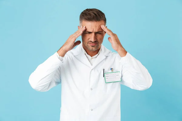 Cansado Homem Médico Vestindo Unide Isolado Sobre Fundo Azul Sofrendo — Fotografia de Stock