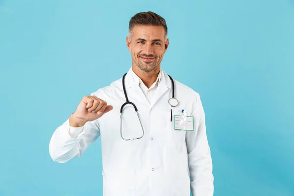 Jistý Muž Lékař Nosit Unifrom Stojící Samostatný Nad Modrým Pozadím — Stock fotografie