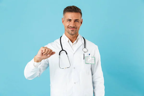 Homme Confiant Médecin Portant Uniforme Debout Isolé Sur Fond Bleu — Photo