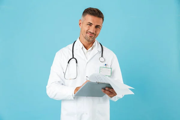 Portrét Veselá Lékař Stetoskop Drží Zdravotní Kartu Stojící Nad Modrým — Stock fotografie