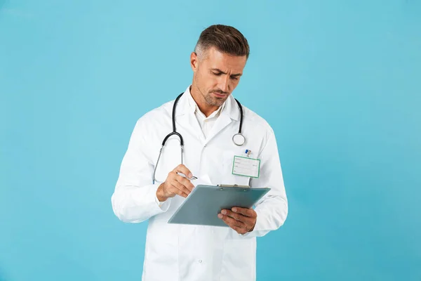 Retrato Médico Caucásico Con Estetoscopio Con Tarjeta Salud Pie Aislado — Foto de Stock