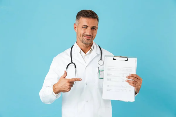 用听诊器拿着健康卡的快乐医生的肖像站在蓝色背景隔离 — 图库照片