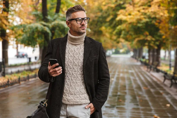 Photo Caucasian Man 30S Wearing Warm Clothes Walking Outdoor Autumn — Stock Photo, Image