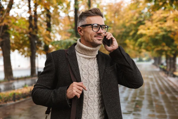 Foto Lycklig Macho Man 30S Bär Varma Kläder Promenader Utomhus — Stockfoto