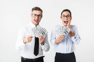 Genç heyecanlı iş arkadaşları kaç para tutan beyaz duvar arka plan üzerinde izole görüntüsünü.