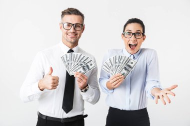 Genç heyecanlı iş arkadaşları kaç para tutan beyaz duvar arka plan üzerinde izole görüntüsünü.