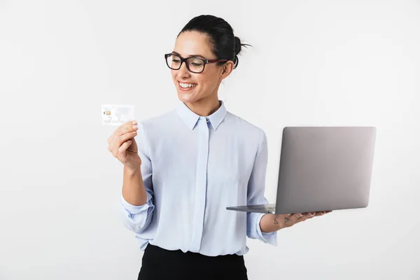 一个漂亮的女商人的图像隔离在白色的墙壁背景使用笔记本电脑拿着信用卡 — 图库照片