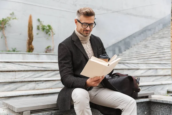 Bello Uomo Che Indossa Giacca Leggere Libro Mentre Seduto All — Foto Stock