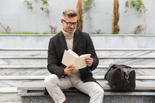 Bello Uomo Che Indossa Giacca Leggere Libro Mentre Seduto All — Foto Stock