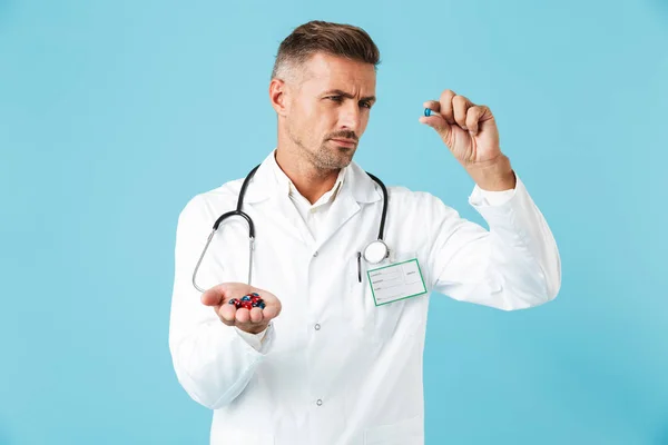 Foto Belo Homem Maduro Médico Posando Isolado Sobre Fundo Parede — Fotografia de Stock