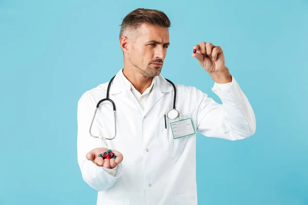 Foto Belo Homem Maduro Médico Posando Isolado Sobre Fundo Parede — Fotografia de Stock