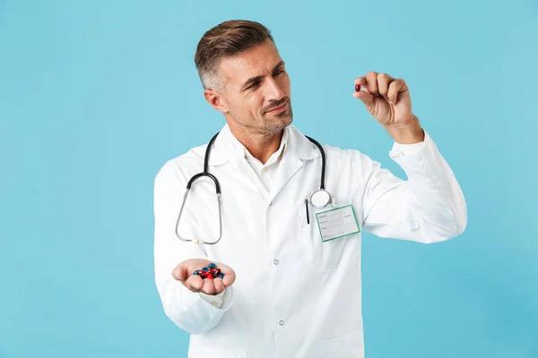 Foto Belo Homem Maduro Médico Posando Isolado Sobre Fundo Parede — Fotografia de Stock