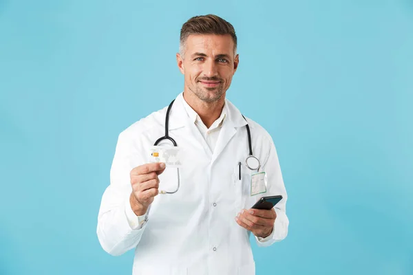 Foto Médico Europeu Vestindo Casaco Branco Estetoscópio Segurando Telefone Celular — Fotografia de Stock