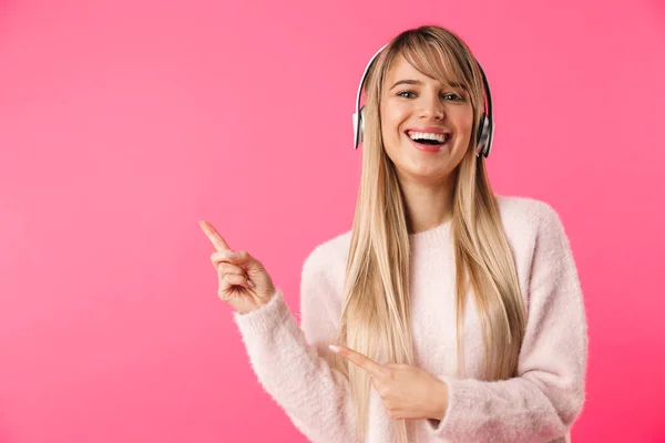 Glad Ung Blond Tjej Stå Isolerade Över Rosa Bakgrund Lyssna — Stockfoto