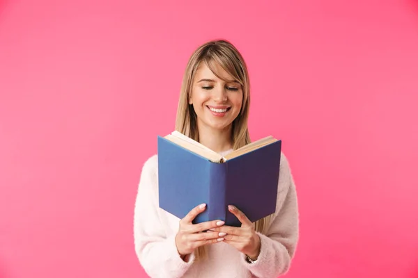 Vrolijke Blonde Meisje Permanent Geïsoleerd Roze Achtergrond Lezen Van Een — Stockfoto