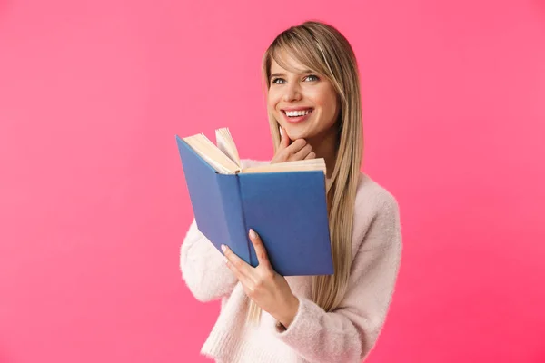 Alegre Joven Rubia Pie Aislado Sobre Fondo Rosa Leyendo Libro — Foto de Stock