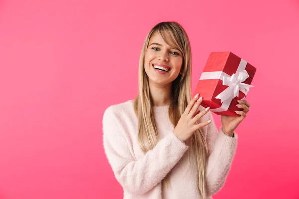 Cheerful Young Blonde Girl Standing Isolated Pink Background Showing Gift — Stock Photo, Image