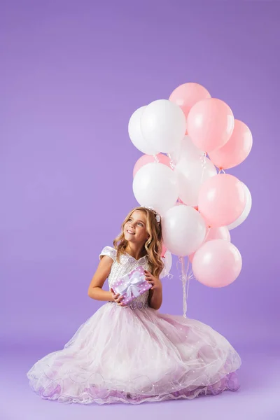 Menina Bonita Vestida Princesa Vestido Sentado Isolado Sobre Fundo Violeta — Fotografia de Stock