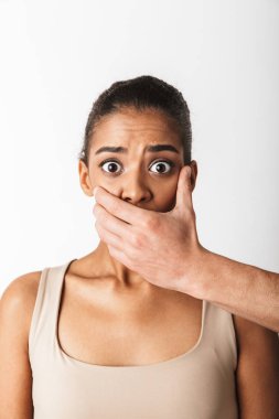 Genç Afrikalı kadın adamın elini ağzına beyaz arka plan üzerinde izole kapsayan süre kamera seyir korkuttu