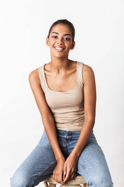 Beyaz arka plan üzerinde izole ayakta, poz raslantı giymiş genç Afrikalı kadın güzel