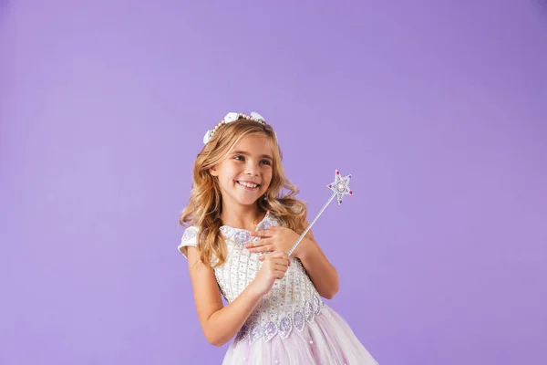 Портрет Усміхненої Милої Красивої Дівчини Одягненої Сукню Принцеси Ізольованої Фіолетовому — стокове фото