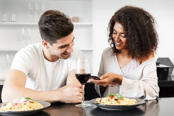 Bela Jovem Casal Multiétnico Ter Jantar Romântico Casa Beber Vinho — Fotografia de Stock