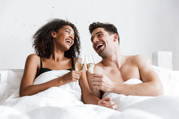 Beautiful Happy Young Multiethnic Couple Relaxing Bed Blanket Drinking Sparkling — Stock Photo, Image