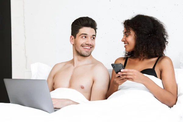 Beautiful Happy Young Multiethnic Couple Relaxing Bed Blanket Man Using — Stock Photo, Image