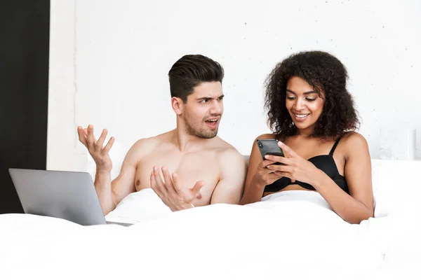 Beautiful Happy Young Multiethnic Couple Relaxing Bed Blanket Man Using — Stock Photo, Image