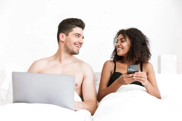 Beautiful Happy Young Multiethnic Couple Relaxing Bed Blanket Man Using — Stock Photo, Image