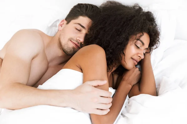 Beautiful Happy Young Multiethnic Couple Relaxing Bed Blanket Woman Sleeping — Stock Photo, Image
