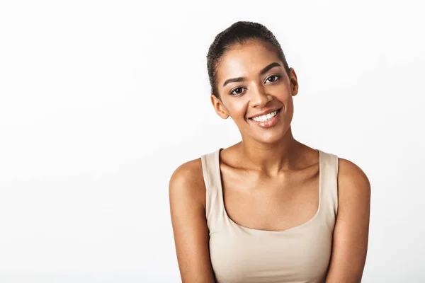 Hermosa Joven Africana Casualmente Vestida Pie Aislada Sobre Fondo Blanco — Foto de Stock