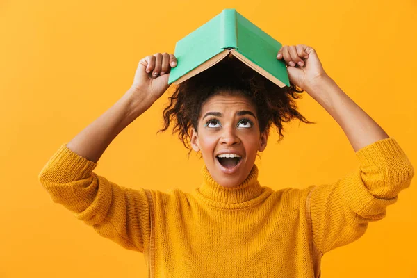 Vrolijke Afrikaanse Vrouw Dragen Van Trui Houden Een Boek Geïsoleerd — Stockfoto