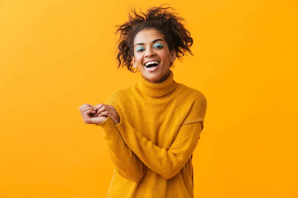 Fröhliche Junge Afrikanerin Mit Pullover Steht Isoliert Vor Gelbem Hintergrund — Stockfoto