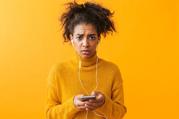 Boos Afrikaanse Vrouw Dragen Van Trui Staande Geïsoleerd Gele Achtergrond — Stockfoto