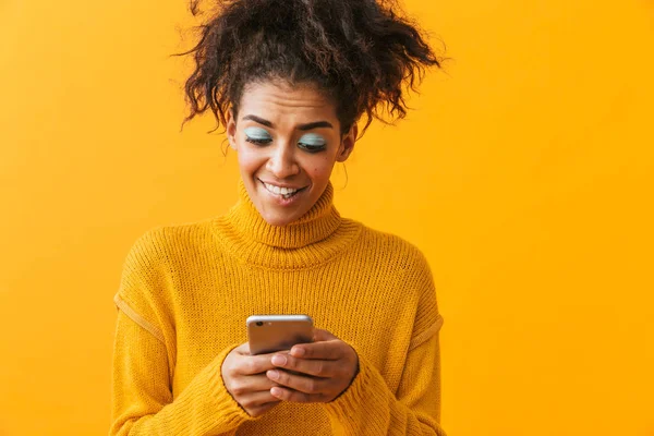 Opgewonden Afrikaanse Vrouw Dragen Van Trui Staande Geïsoleerd Gele Achtergrond — Stockfoto