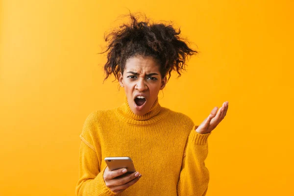 Sorprendido Mujer Africana Confusa Usando Suéter Pie Aislado Sobre Fondo — Foto de Stock