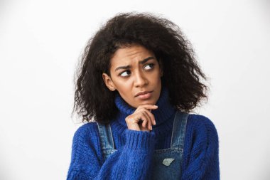 Çok dalgın bir genç Afrika kadın kazak ayakta beyaz arka plan üzerinde izole giyen yakın çekim