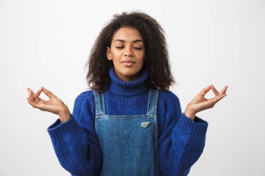 Kazak ayakta beyaz arka plan üzerinde izole giyen bir çok Afrika kadının yakın meditasyon