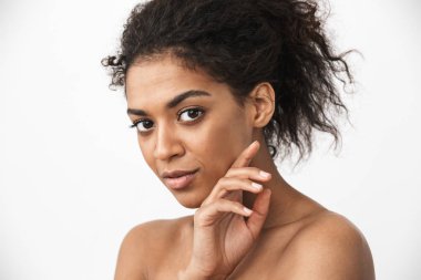 Beyaz arka plan üzerinde poz güzel bir genç üstsüz Afrikalı kadının yakın çekim