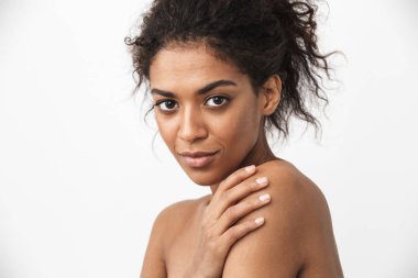 Beyaz arka plan üzerinde poz güzel bir genç üstsüz Afrikalı kadının yakın çekim