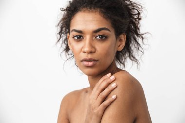 Beyaz arka plan üzerinde poz güzel bir genç üstsüz Afrikalı kadının yakın çekim