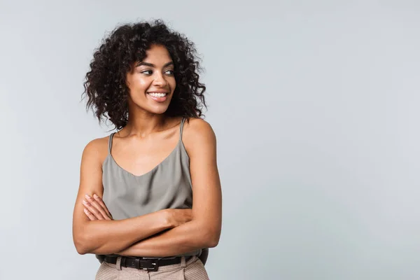 Mujer Africana Joven Feliz Casualmente Vestido Pie Aislado Sobre Fondo — Foto de Stock