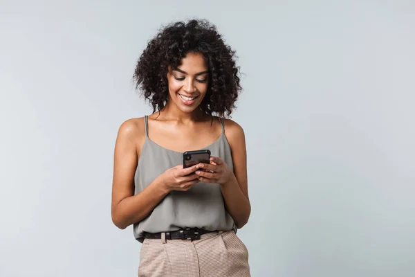 Jovem Mulher Africana Feliz Casualmente Vestida Isolado Sobre Fundo Cinza — Fotografia de Stock