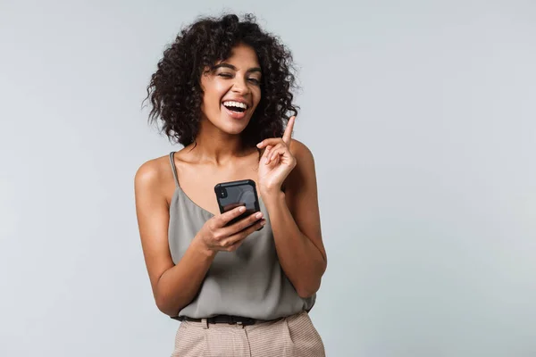 Jovem Mulher Africana Feliz Casualmente Vestida Isolado Sobre Fundo Cinza — Fotografia de Stock