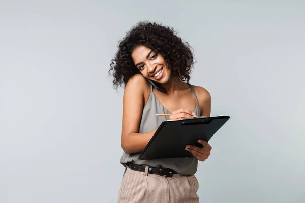 Gelukkig Jonge Afrikaanse Vrouw Terloops Gekleed Staande Geïsoleerd Grijze Achtergrond — Stockfoto